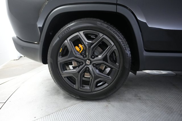 2025 Rivian R1S — photo 17 of 24