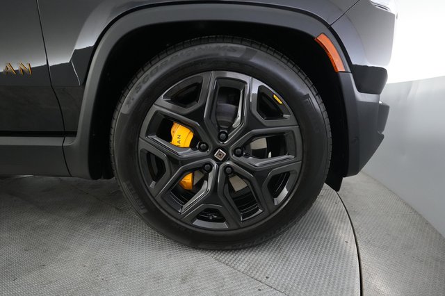 2025 Rivian R1S — photo 16 of 24