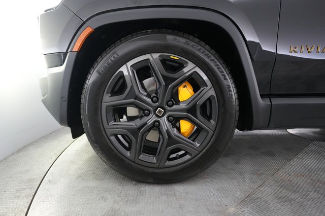 2025 Rivian R1S — photo 15 of 24