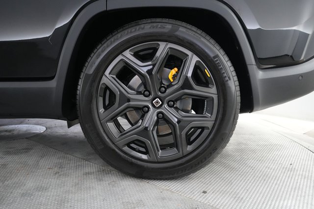 2025 Rivian R1S — photo 7 of 24