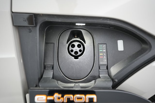2022 Audi e-tron — photo 17 of 20