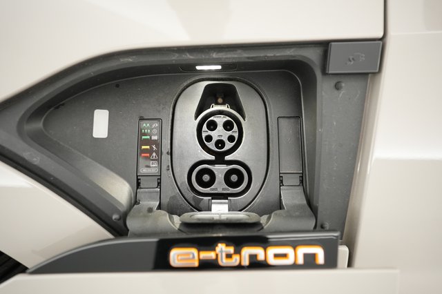 2022 Audi e-tron — photo 16 of 20