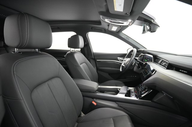 2022 Audi e-tron — photo 11 of 20