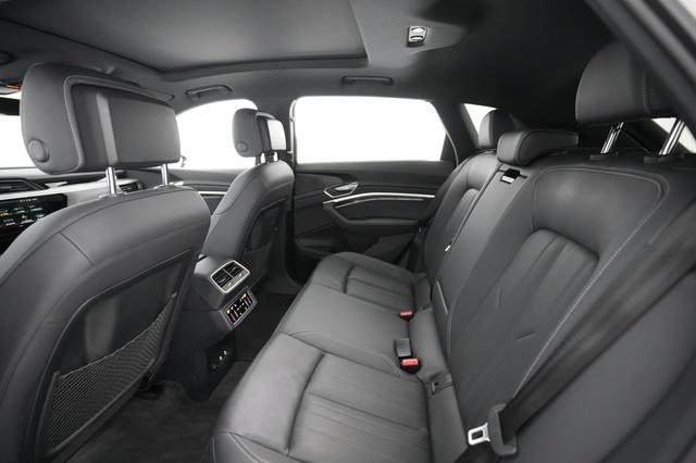 2022 Audi e-tron — photo 10 of 20