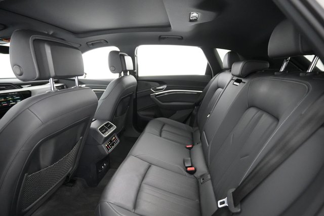 2022 Audi e-tron — photo 10 of 20