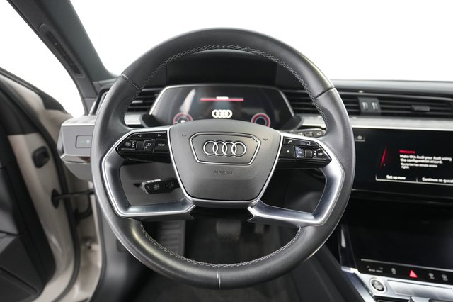 2022 Audi e-tron — photo 14 of 20