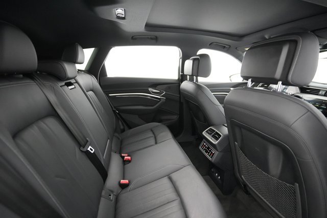 2022 Audi e-tron — photo 12 of 20