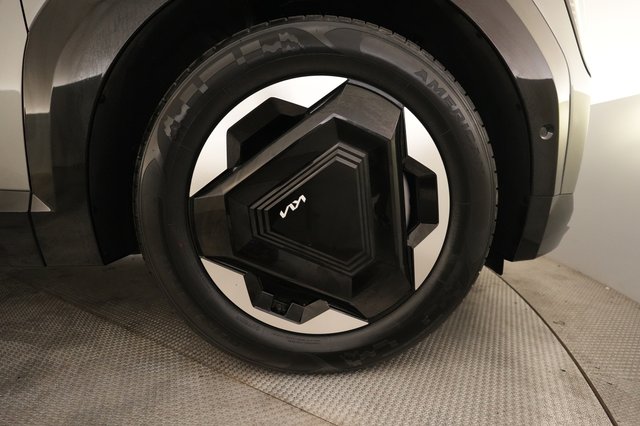 2024 Kia EV9 — photo 16 of 28