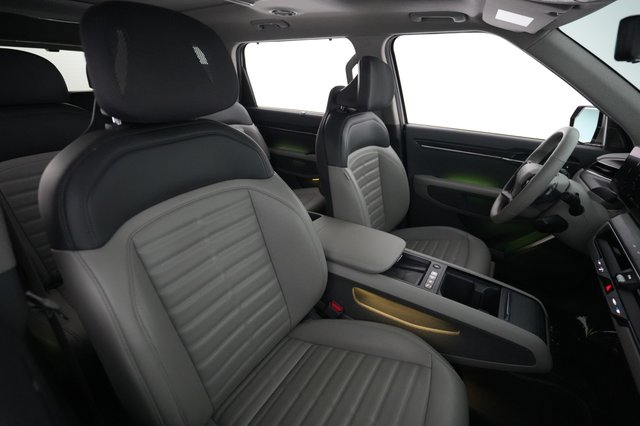 2024 Kia EV9 — photo 18 of 28