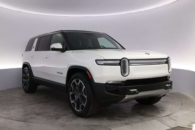 2025 Rivian R1S — photo 10 of 27