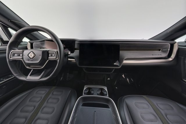 2025 Rivian R1S — photo 23 of 27