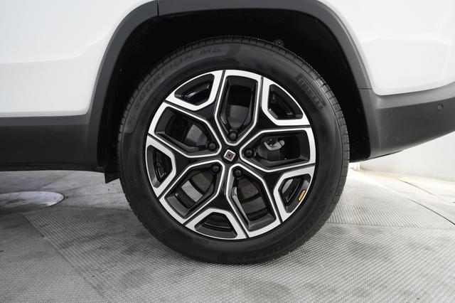 2025 Rivian R1S — photo 7 of 27