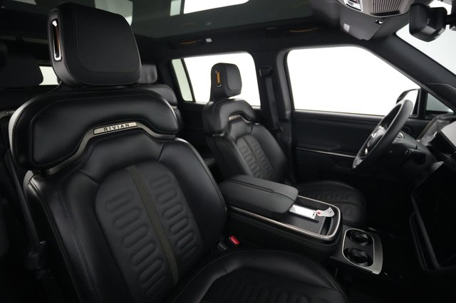 2025 Rivian R1S — photo 18 of 27