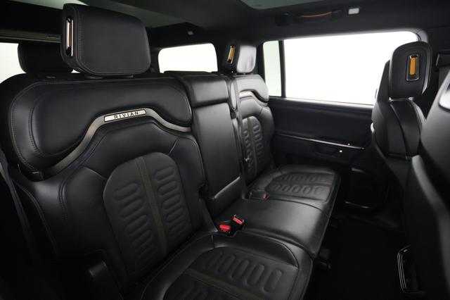 2025 Rivian R1S — photo 4 of 27