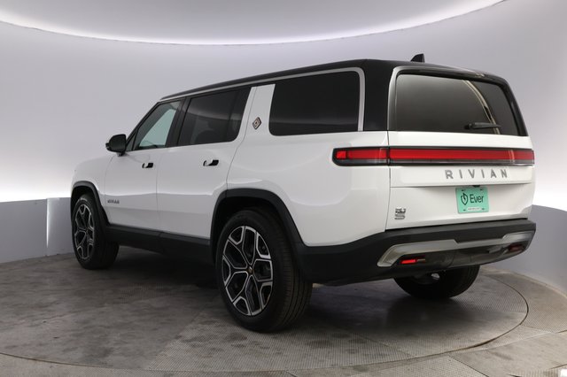2025 Rivian R1S — photo 13 of 27