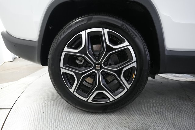 2025 Rivian R1S — photo 17 of 27