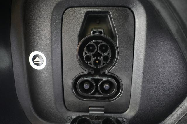 2025 Rivian R1S — photo 8 of 27