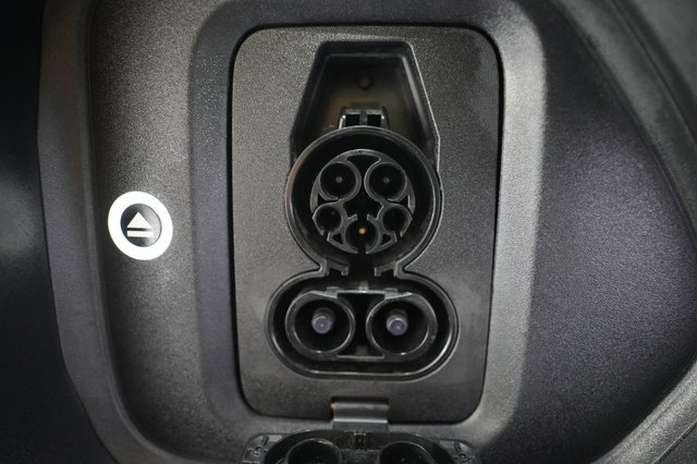 2025 Rivian R1S — photo 8 of 27