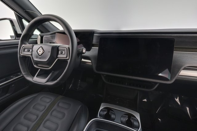 2025 Rivian R1S — photo 22 of 27