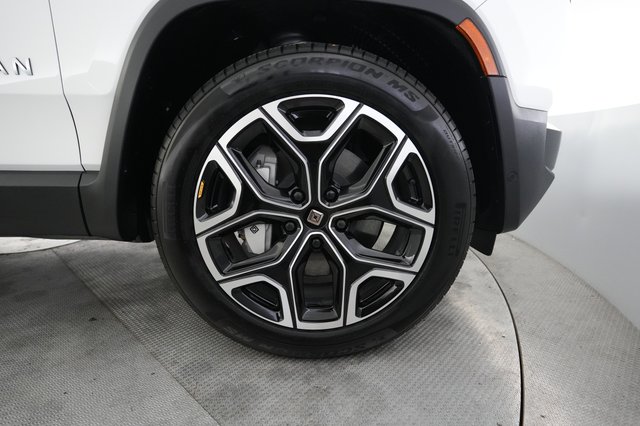 2025 Rivian R1S — photo 16 of 27