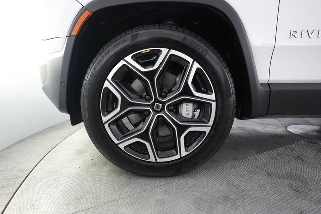2025 Rivian R1S — photo 15 of 27