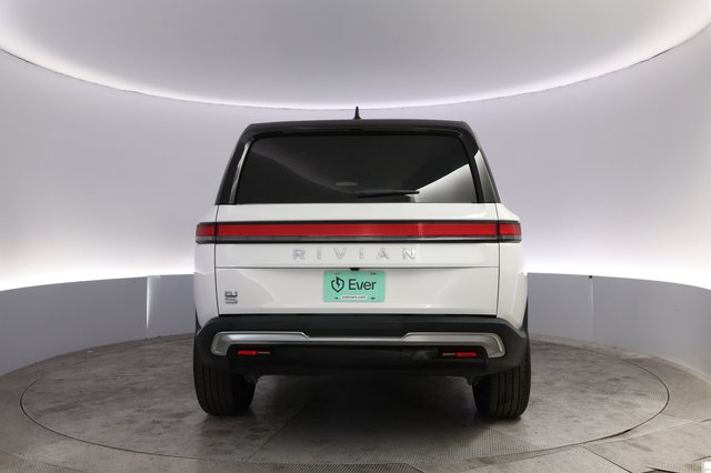 2025 Rivian R1S — photo 12 of 27