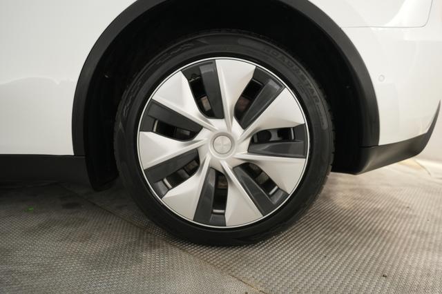 2022 Tesla Model Y — photo 7 of 24