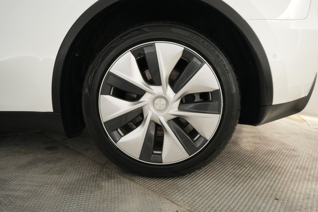 2022 Tesla Model Y — photo 7 of 24