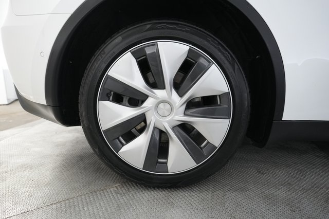 2022 Tesla Model Y — photo 16 of 24