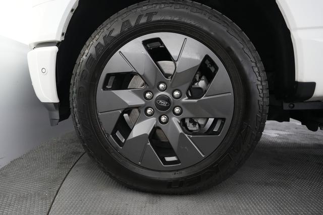 2022 Ford F-150 Lightning — photo 9 of 17