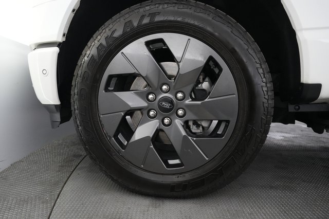 2022 Ford F-150 Lightning — photo 9 of 17