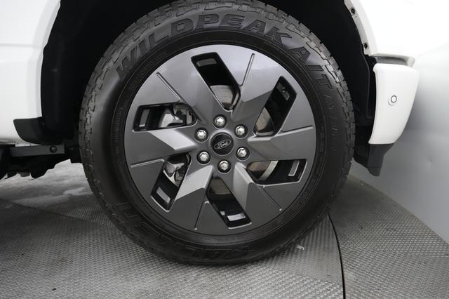 2022 Ford F-150 Lightning — photo 10 of 17