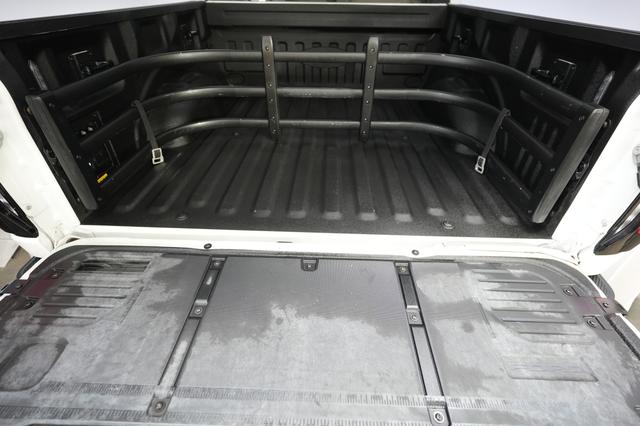 2022 Ford F-150 Lightning — photo 6 of 17