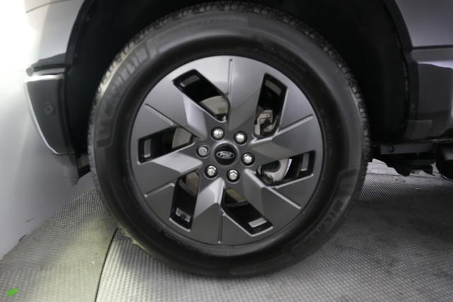 2022 Ford F-150 Lightning — photo 9 of 16