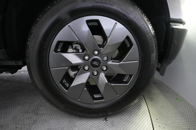 2022 Ford F-150 Lightning — photo 10 of 16