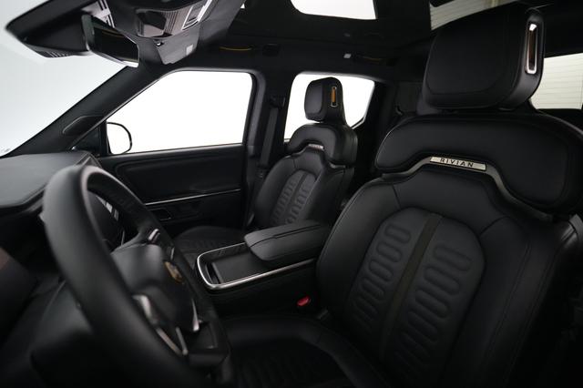 2023 Rivian R1T — photo 3 of 28