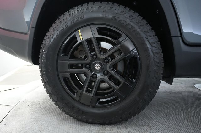 2023 Rivian R1T — photo 17 of 28