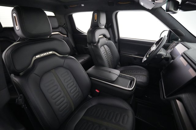 2023 Rivian R1T — photo 18 of 28