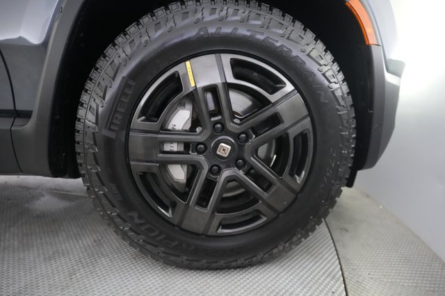 2023 Rivian R1T — photo 16 of 28
