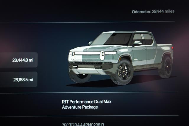 2023 Rivian R1T — photo 5 of 28