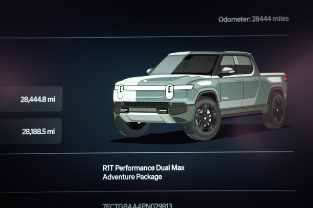 2023 Rivian R1T — photo 5 of 28