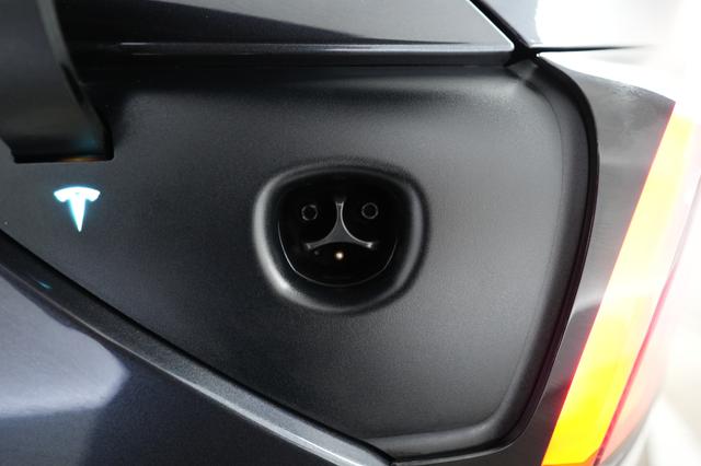 2025 Tesla Model Y — photo 8 of 21