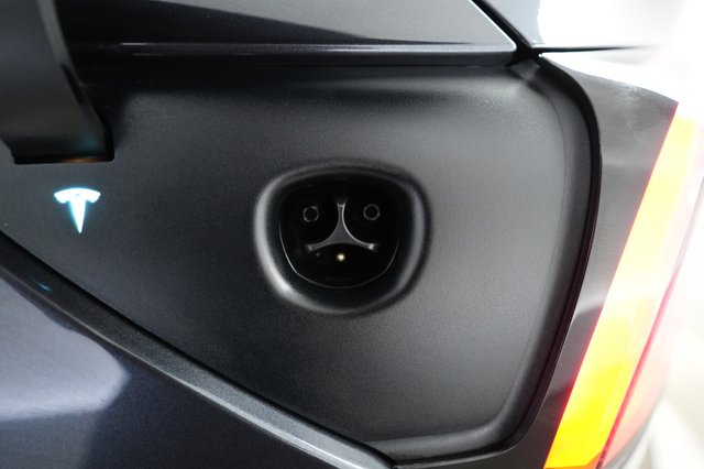 2025 Tesla Model Y — photo 8 of 21