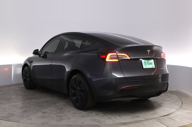 2025 Tesla Model Y — photo 13 of 21
