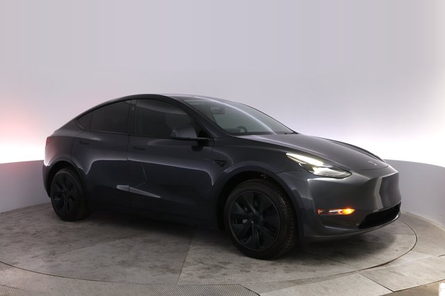 2025 Tesla Model Y — photo 11 of 21