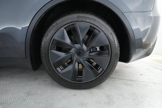2025 Tesla Model Y — photo 7 of 21