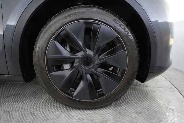 2025 Tesla Model Y — photo 16 of 21