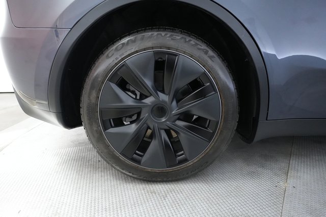 2025 Tesla Model Y — photo 17 of 21