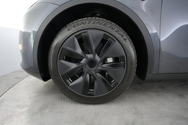 2025 Tesla Model Y — photo 15 of 21