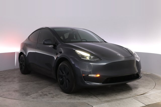 2025 Tesla Model Y — photo 10 of 21